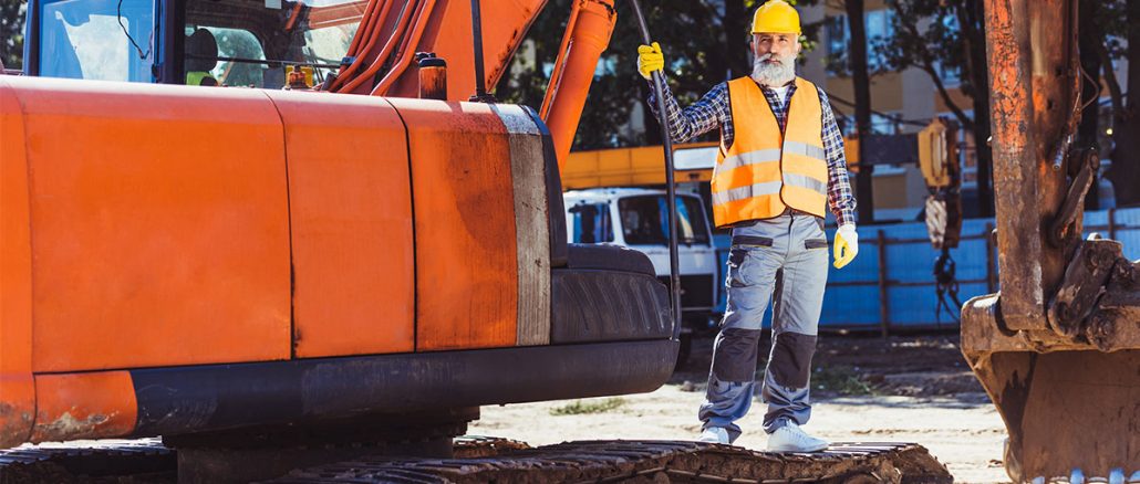 buying-used-excavator-tips low boy equipment