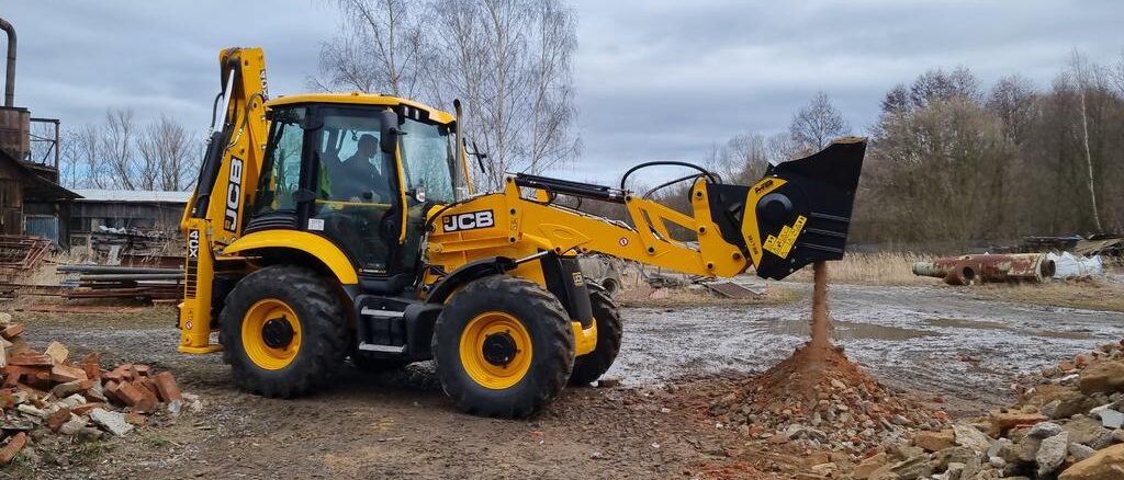 1024_1687438922_MB-L160-JCB4CX-CzechRepublic-Recycling-Soilandbricks2