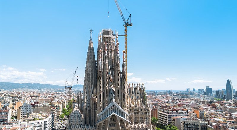 liebherr-710-hc-l-125-hc-l-sagrada-familia-01_96dpi