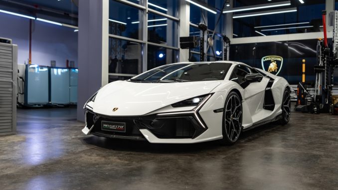 Professional detailers rely on multi stage inspections to verify the quality of washing, polishing, and coating before delivering the vehicle. This process reduces rework and ensures consistent results across luxury fleets.