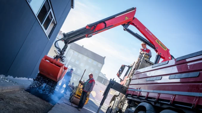 Modern loader cranes allow operators to lift, position, and unload materials even in narrow streets or dense urban environments. Their compact design reduces the need for additional heavy equipment, saving both space and setup time. Photo Credit: PALFINGER AG