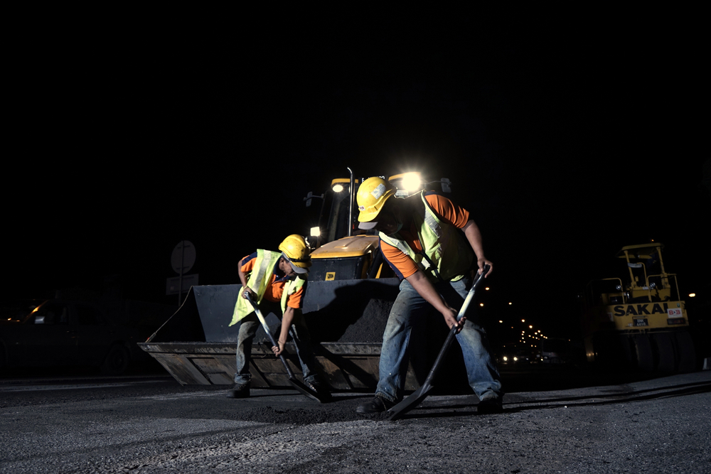Many cities require contractors to meet strict time limits for lane closures to reduce public disruption. This pushes crews to use fast cure materials and compact machinery that improve efficiency in tight spaces.