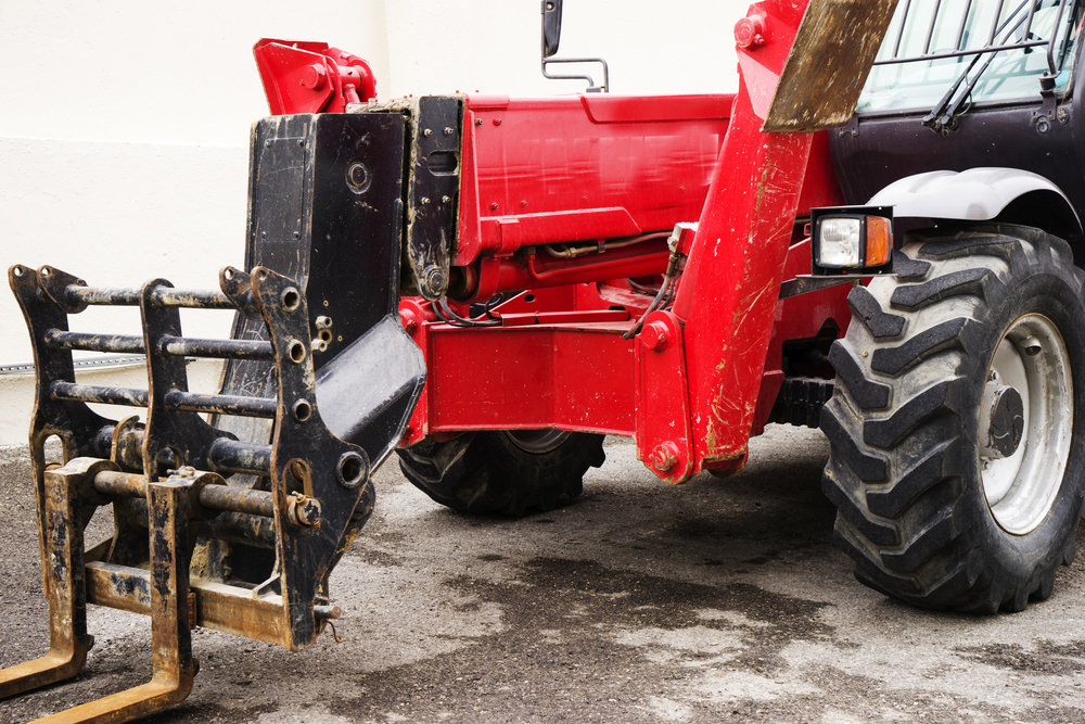 Rough terrain forklifts rely on a mast design that moves palletized loads across uneven outdoor surfaces. Their stability and durability make them a core machine in lumber yards, industrial plants, and material supply operations.