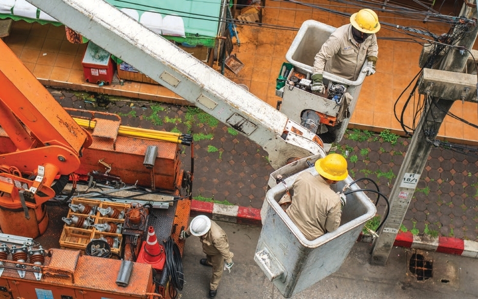 Projects in urban areas and near waterways face higher consequences from equipment leaks or spills, even when incidents are minor. This has pushed many contractors to rethink traditional lubricant practices in favor of approaches that reduce cleanup costs and downtime. Photo Credit: RSC Bio Solutions