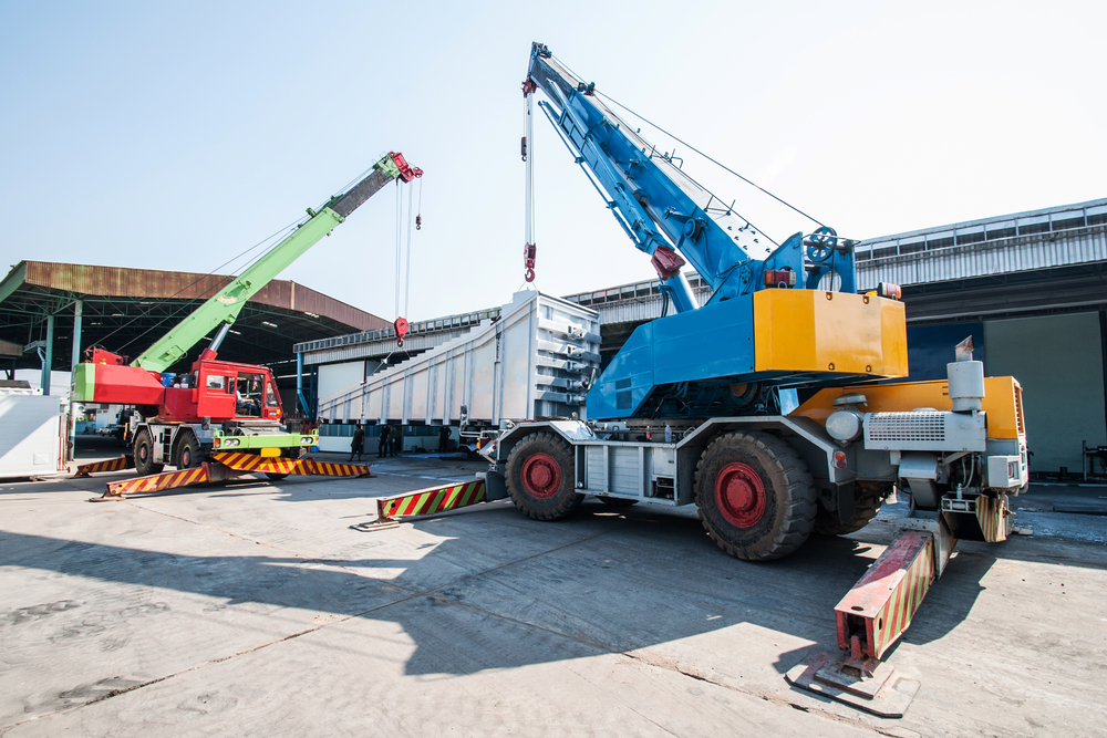 All-terrain mobile cranes can travel on public roads and operate on uneven ground, allowing them to move between lift locations without disassembly. This mobility makes them ideal for projects with multiple lift points or short-duration lifting needs.