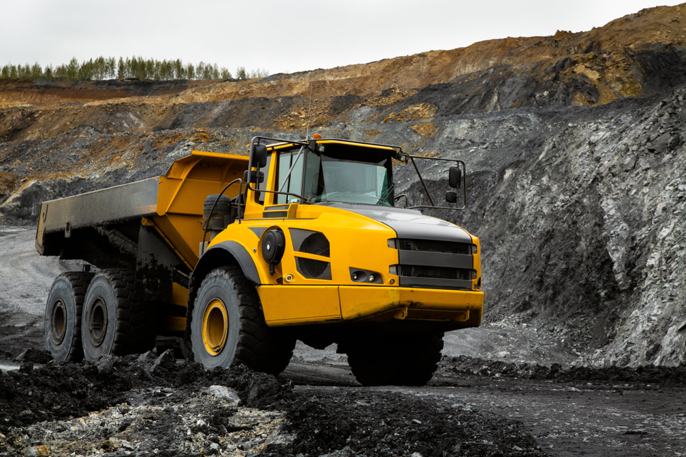 Articulated dump trucks rely on separate loading equipment, making their productivity highly dependent on loader efficiency and traffic flow. Delays at the loading or dumping point can increase fuel use and raise overall hauling costs.