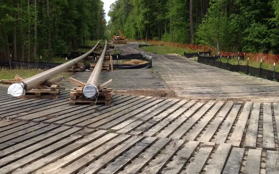 Timber, laminated, and composite mats each serve different roles depending on load requirements, ground conditions, and project duration. Selecting the correct mat type helps contractors improve safety while controlling costs and downtime. Photo Credit: Buckeye Mats