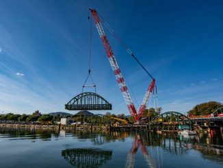 Lattice boom crawler cranes use truss-style boom structures that provide a higher strength-to-weight ratio than telescopic booms, allowing greater lifting capacity at long radii. This structural efficiency is what enables safe handling of ultra heavy loads on large infrastructure and energy projects. Photo Credit: Tadano