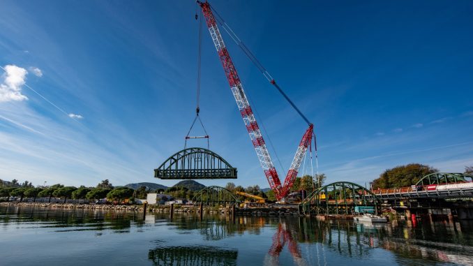 Lattice boom crawler cranes use truss-style boom structures that provide a higher strength-to-weight ratio than telescopic booms, allowing greater lifting capacity at long radii. This structural efficiency is what enables safe handling of ultra heavy loads on large infrastructure and energy projects. Photo Credit: Tadano