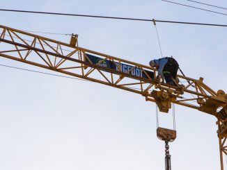 Self-erecting tower cranes are designed to assemble themselves on site using integrated hydraulic systems, reducing the need for additional cranes during setup. This makes them well suited for tight urban jobsites with limited space and access. Photo Credit: Bigfoot Crane Company