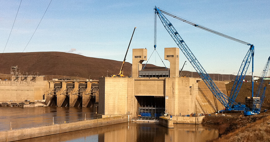 In heavy civil construction, crane selection depends on lift weight, radius, site footprint, and ground conditions. Choosing the appropriate crane type can reduce lift risk, improve efficiency, and control overall project costs. Photo Credit: Lampson International