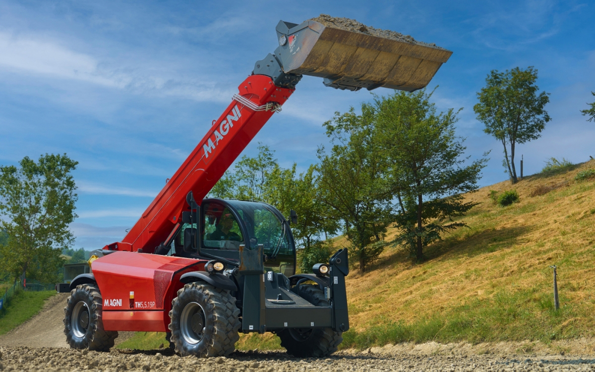 Fixed telescopic telehandlers are designed for forward-facing lifting tasks where materials are placed directly in front of the machine. Their straight boom layout provides predictable load handling and strong lift capacity at lower to mid reach, making them well suited for general construction and material staging work. Photo Credit: Magni