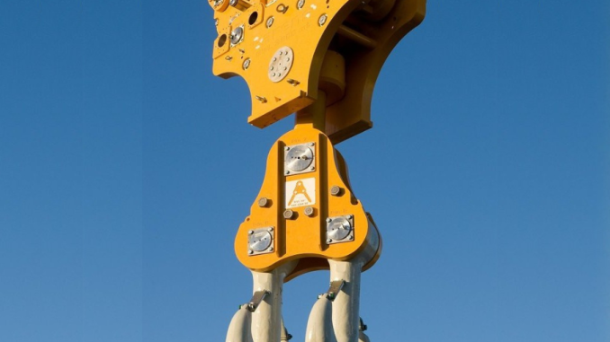 Modern hook blocks use multiple sheaves to distribute lifting forces across several rope passes. This reduces stress on the hoist system while increasing effective lifting capacity. Photo Credit: Ropeblock