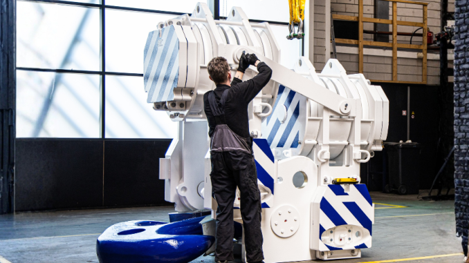 Modern hook blocks use multiple sheaves to distribute lifting forces across several rope passes. This reduces stress on the hoist system while increasing effective lifting capacity. Photo Credit: Ropeblock