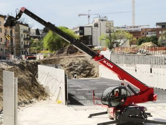 Rotating telescopic telehandlers reduce the need for machine repositioning by allowing loads to be placed across multiple work zones from a single setup. This can improve productivity on confined or congested construction sites. Photo Credit: Magni