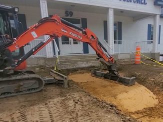 Studies on construction equipment productivity consistently show that non-working time can account for a significant portion of a machine’s operating day. Reducing attachment changeover time directly increases the percentage of productive machine hours without adding labor or equipment. Photo Credit: Skid Steers Direct