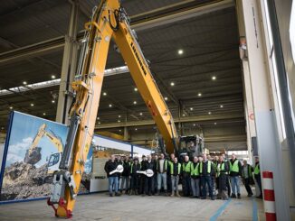 The entire Klaas Bijlsma BV team travelled to Colmar to take delivery of the company’s 100th Liebherr machine – an R 926 crawler excavator.