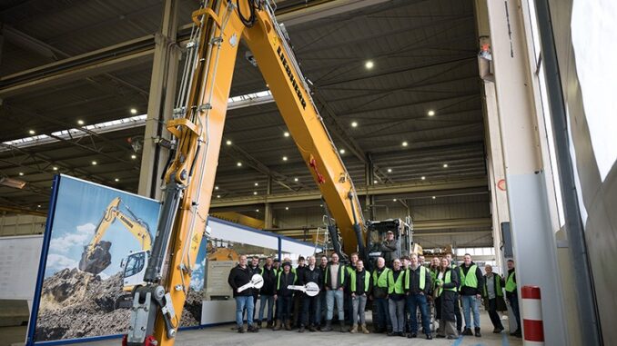 The entire Klaas Bijlsma BV team travelled to Colmar to take delivery of the company’s 100th Liebherr machine – an R 926 crawler excavator.