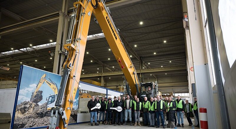 The entire Klaas Bijlsma BV team travelled to Colmar to take delivery of the company’s 100th Liebherr machine – an R 926 crawler excavator.