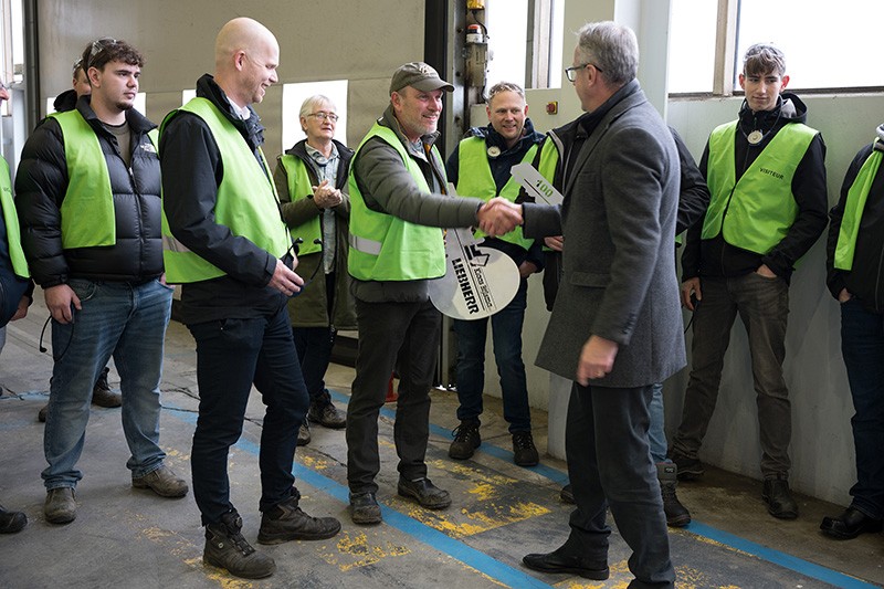 Christophe Sanchez, Managing Director of Liebherr France SAS, presents a symbolic key to the future operator of the R 926.