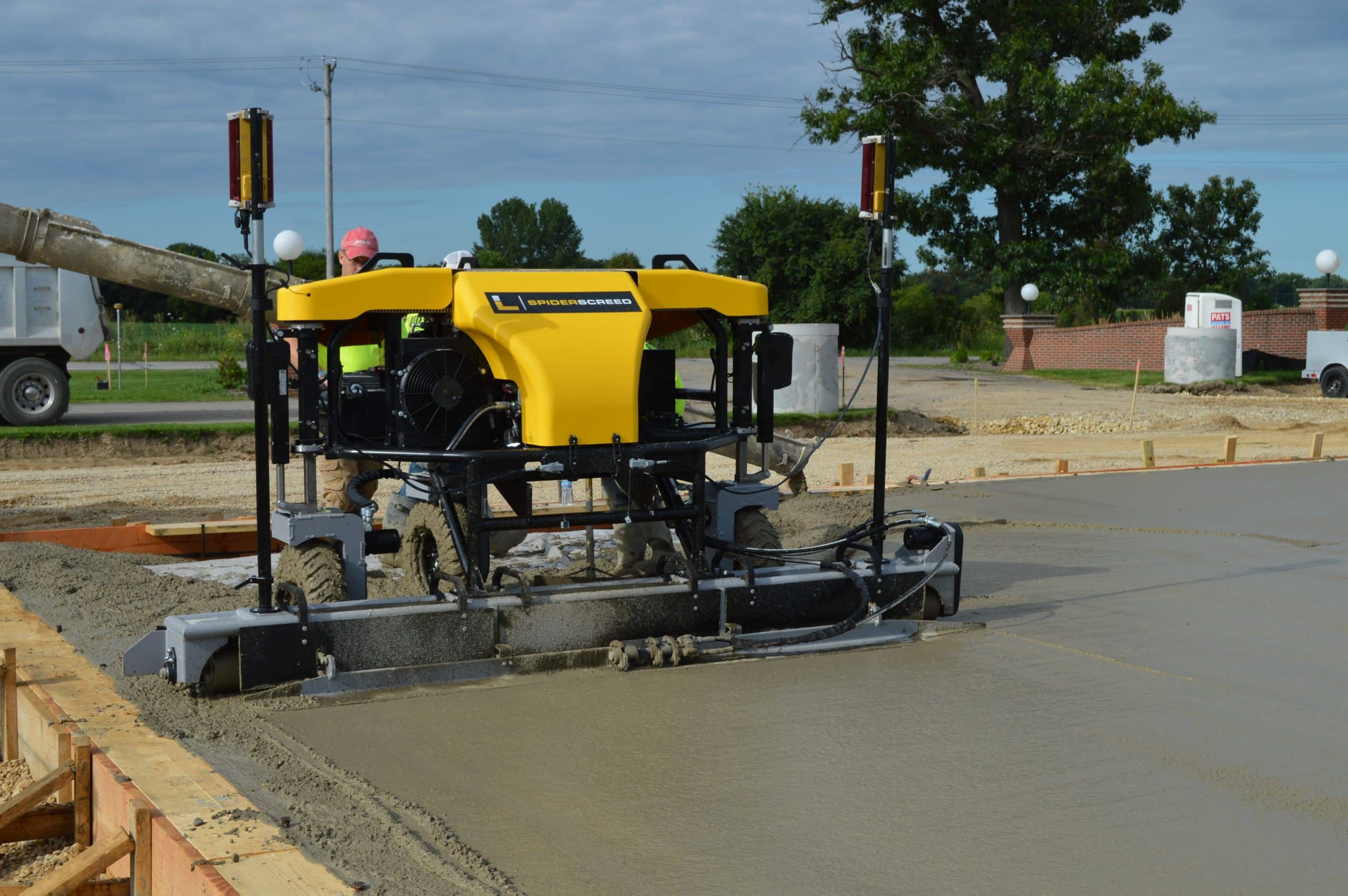 Screed head maintaining elevation control across a commercial slab pour