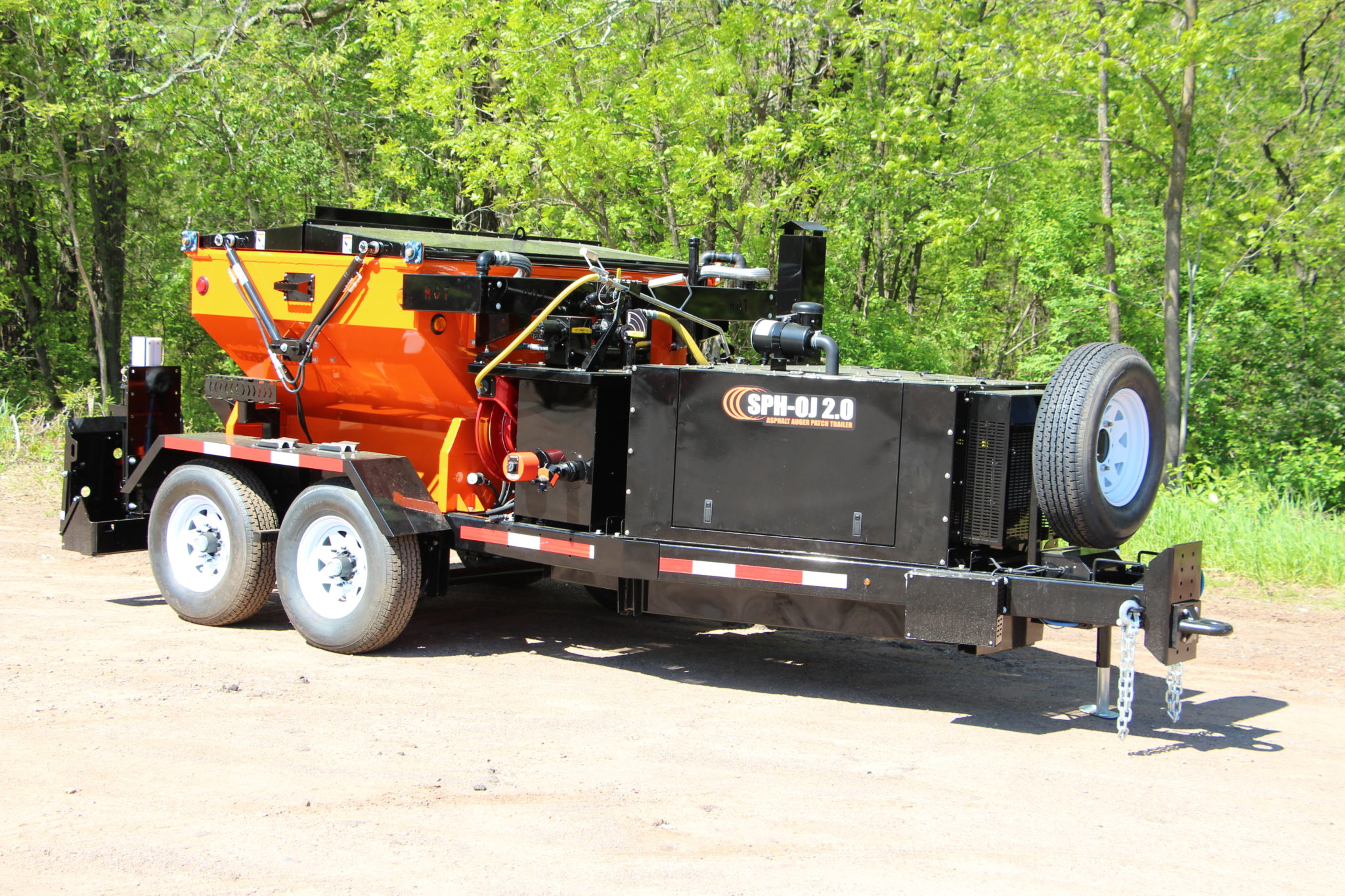Oil-jacketed asphalt hot box trailer with insulated hopper